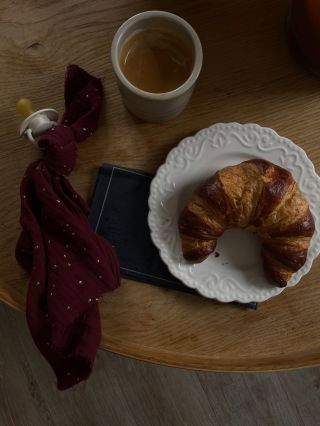 Ranní rande ♥️ někdy začíná až příliš brzy 🫠 #date #linamama #coffee #coffeecroissant #morning #cuddles #muchlacek...